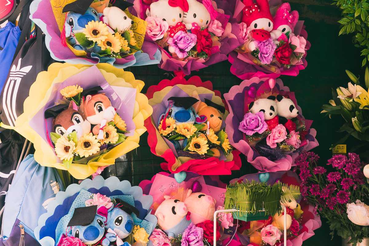 blumensträuße und kuscheltiere in chinatown