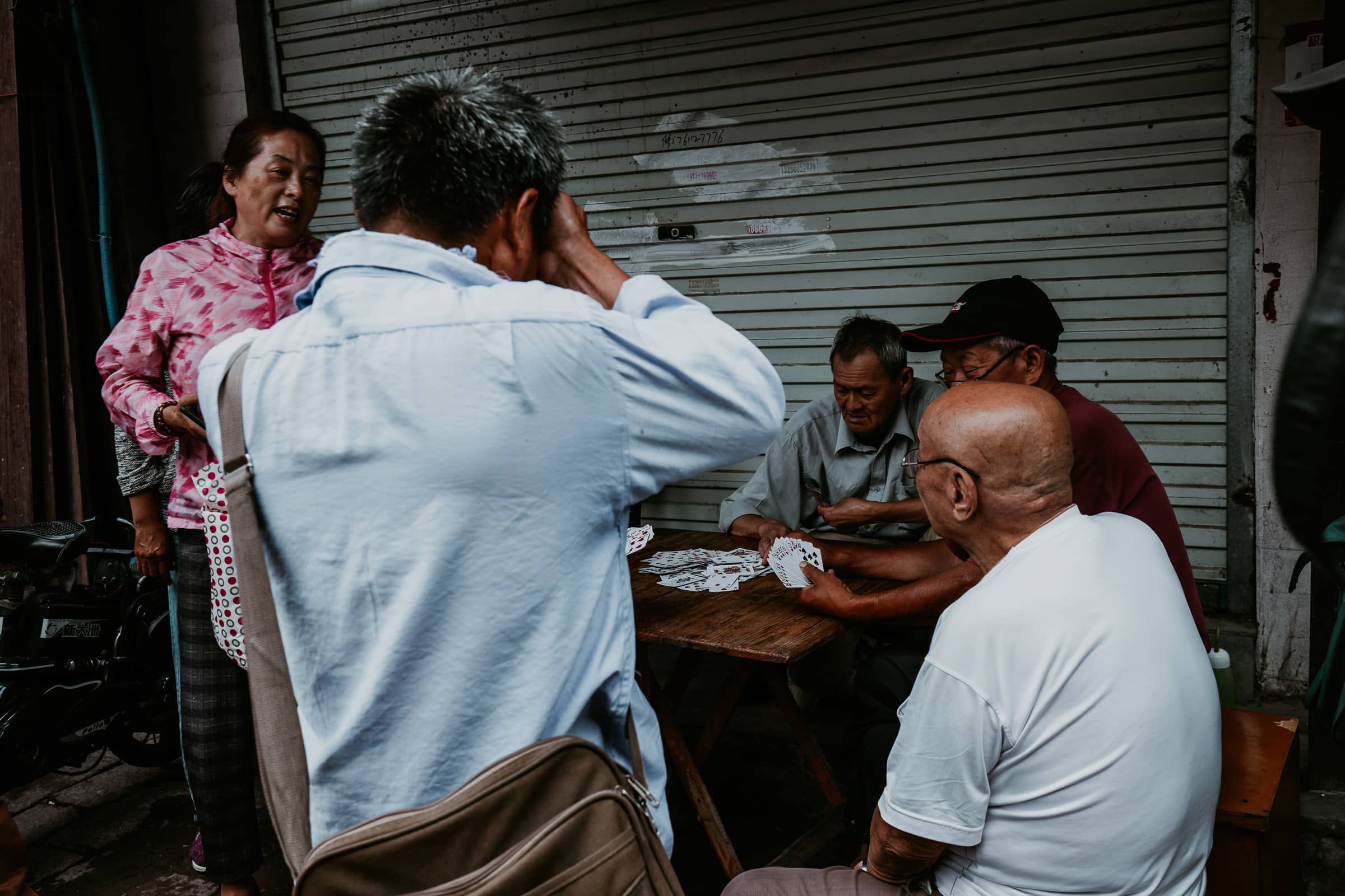 Suzhou Sehenswürdigkeiten Kartenspieler in der Shantang Street 