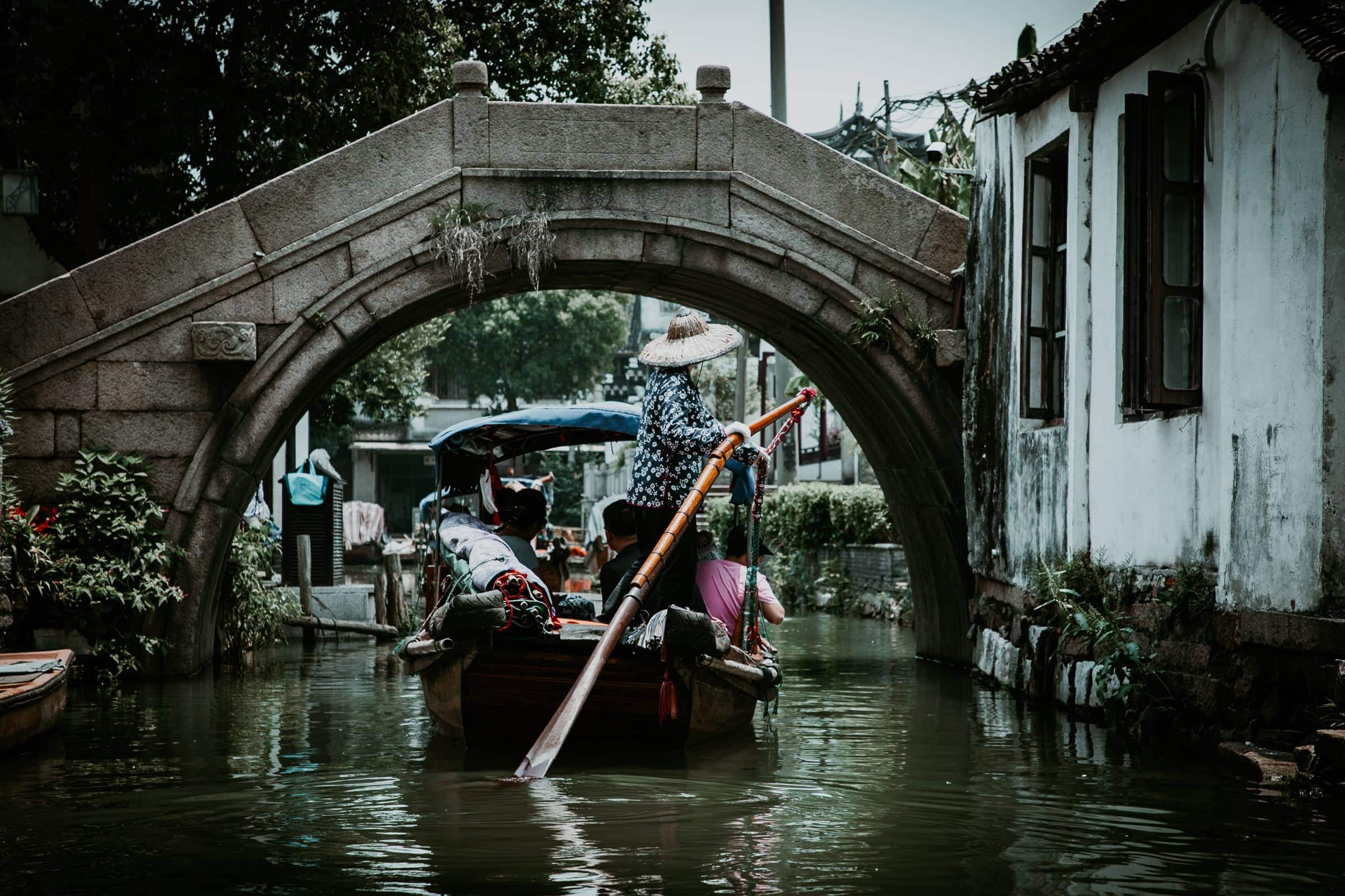 Zhouzhuang China Bootsfahrt auf Kanälen unter Brücken