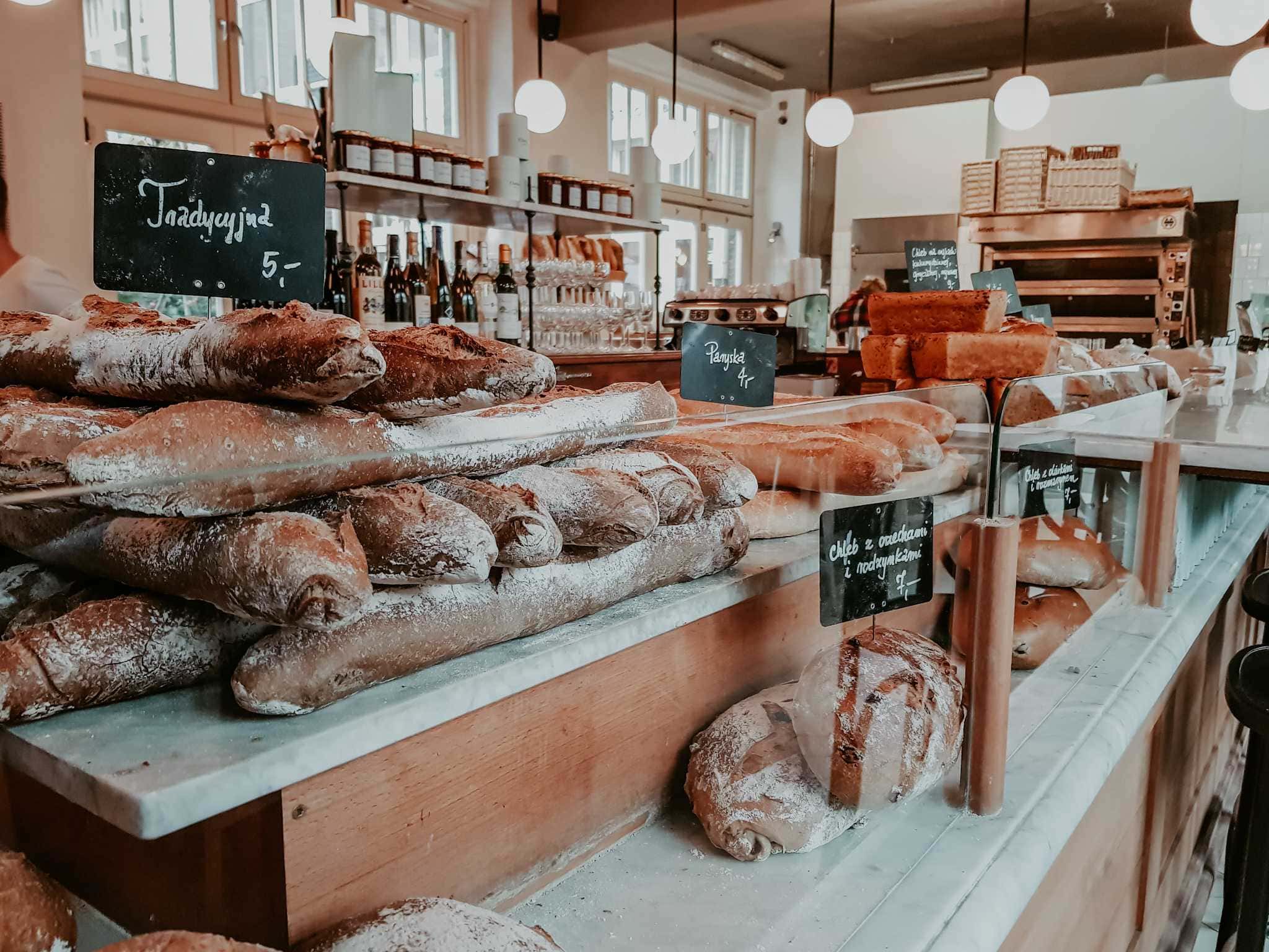 Breslau Sehenswürdigkeiten Frisches Brot auf Tresen im Charlotte Café Breslau