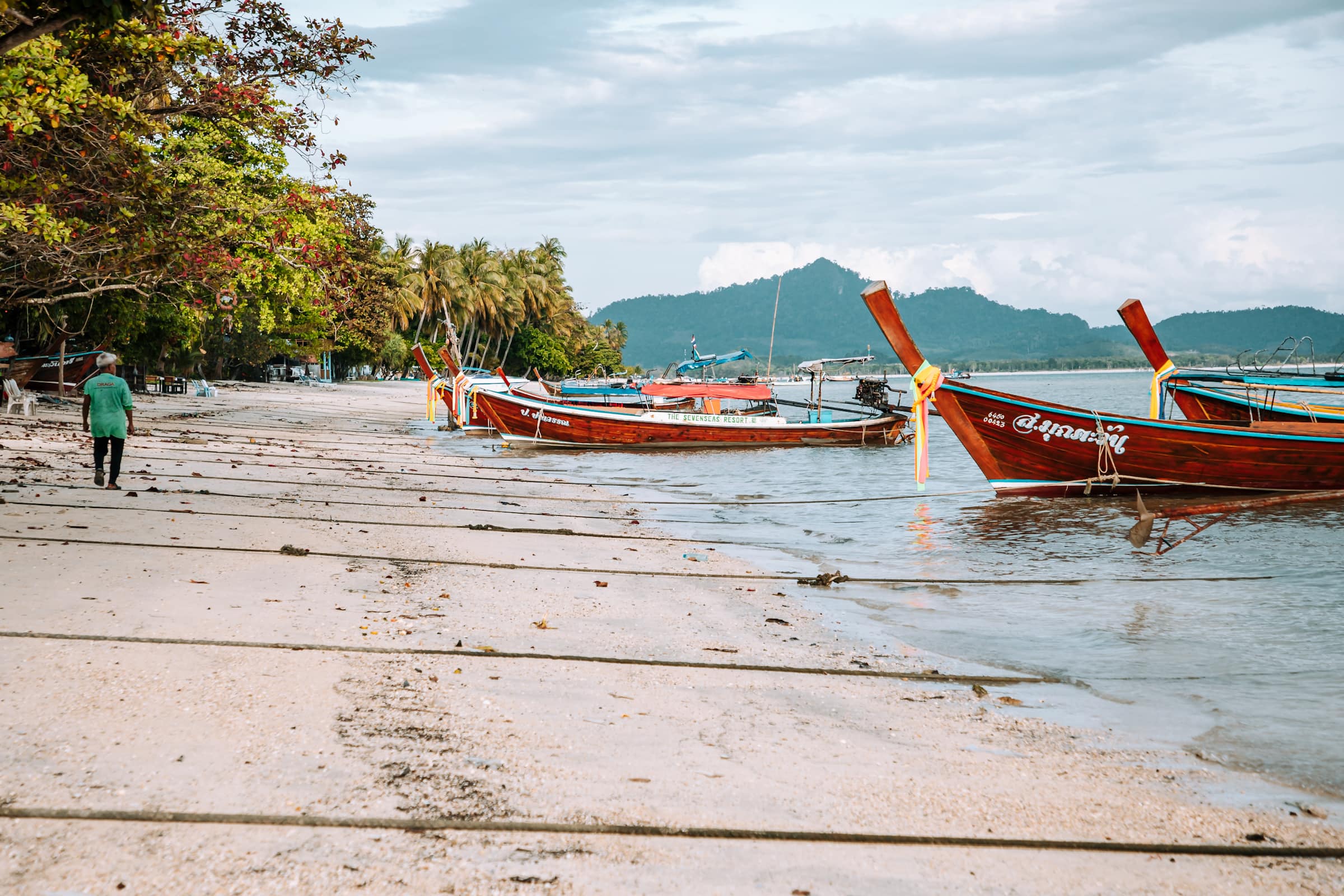 Longtailboote vor Koh Mook in Thailand