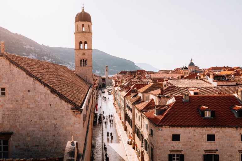 Historische Altstadt in Europa bei Sonnenuntergang.