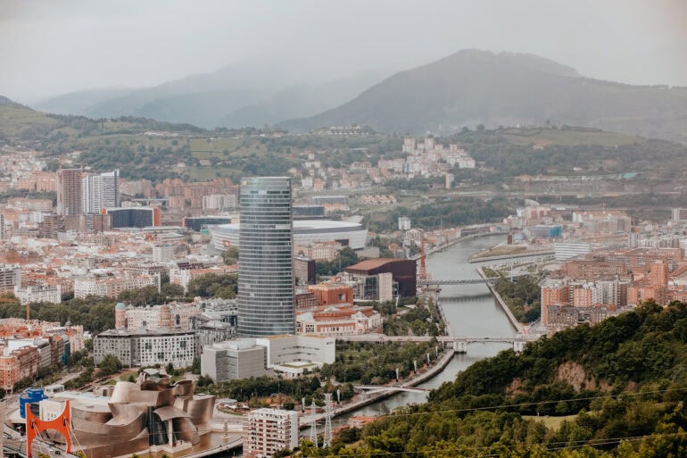 Blick auf die Stadt Bilbao mit Guggenheim Museum, Nervion und Iberdrola Tower