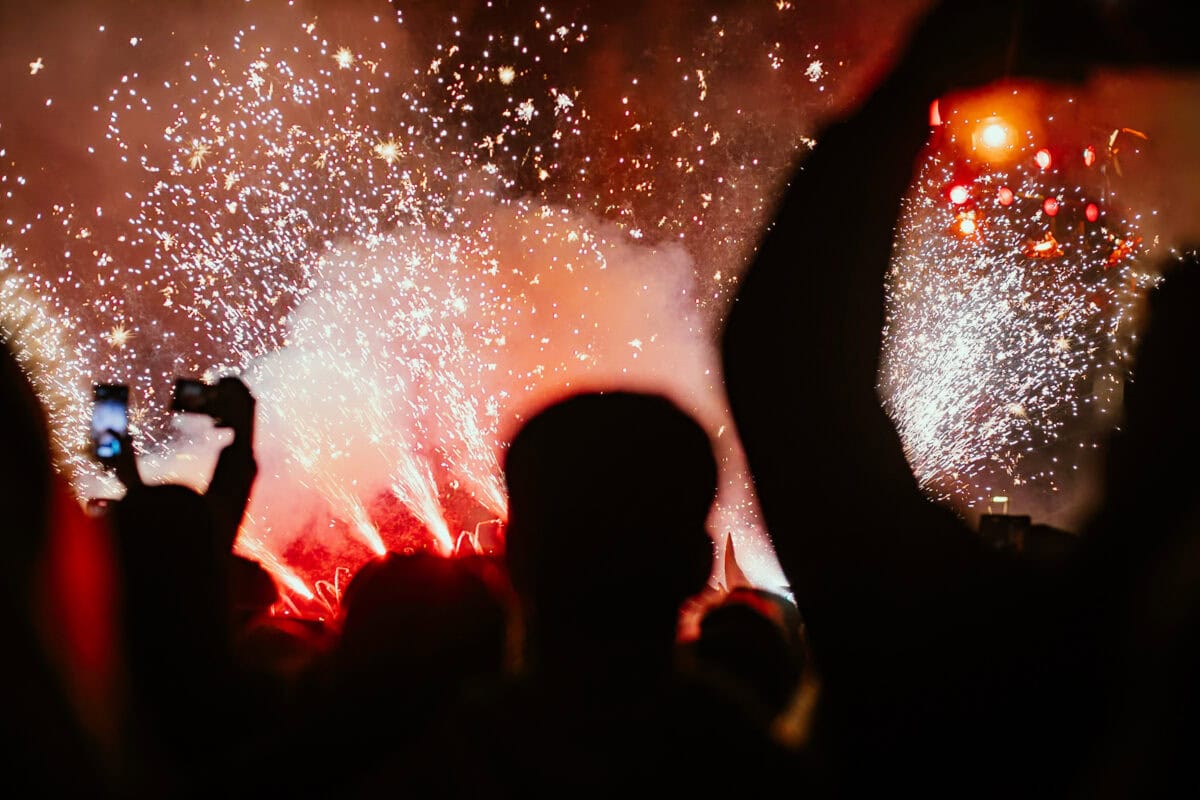 Feuerwerk mit Menschenmenge im Vordergrund