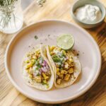 Zwei Tacos mit Gemüse und Limette