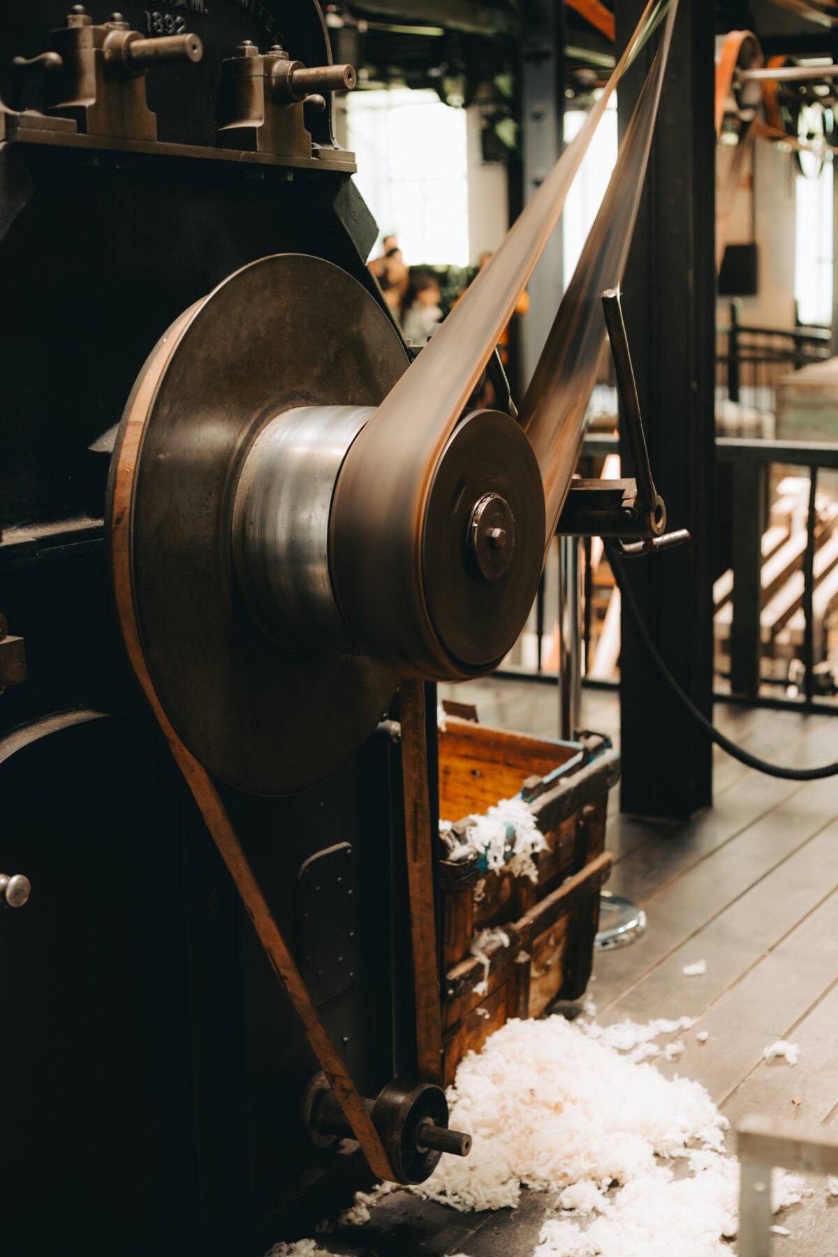 Drehende Maschinenteile mit Baumwollfasern auf dem Boden.