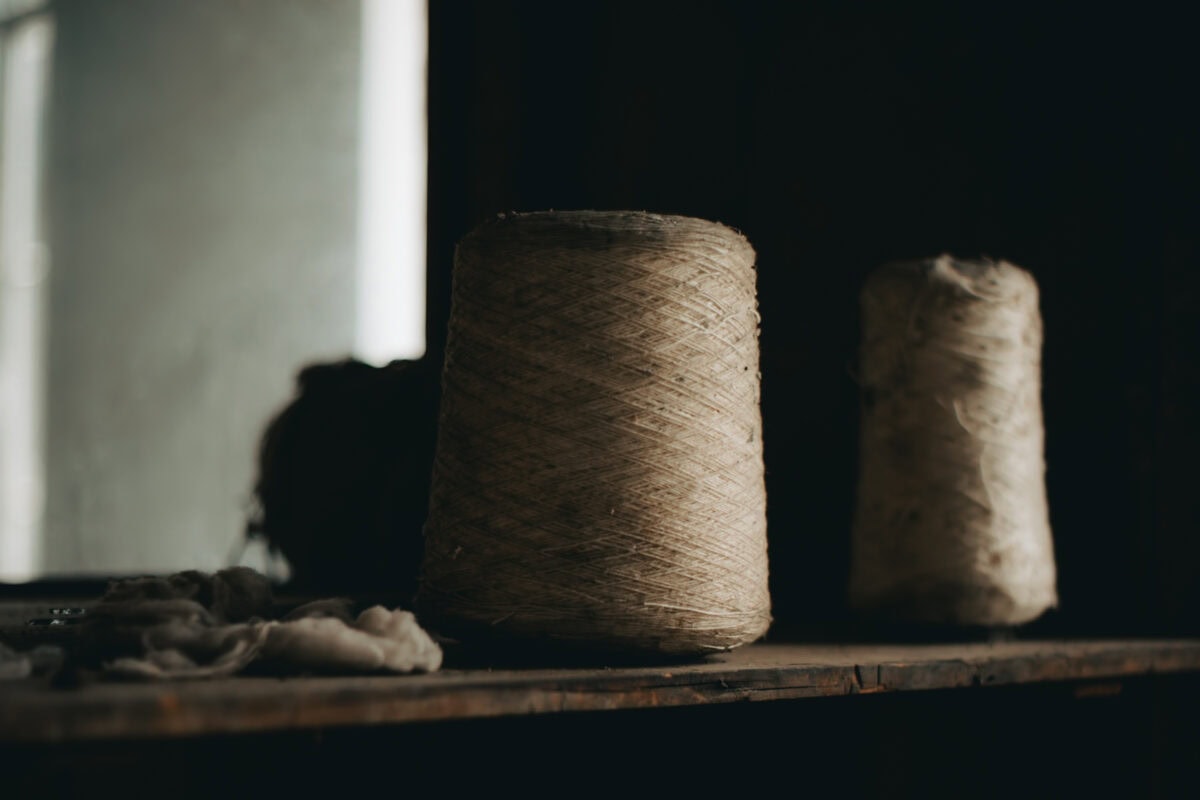 Zwei große Garnspulen im dunklen Raum