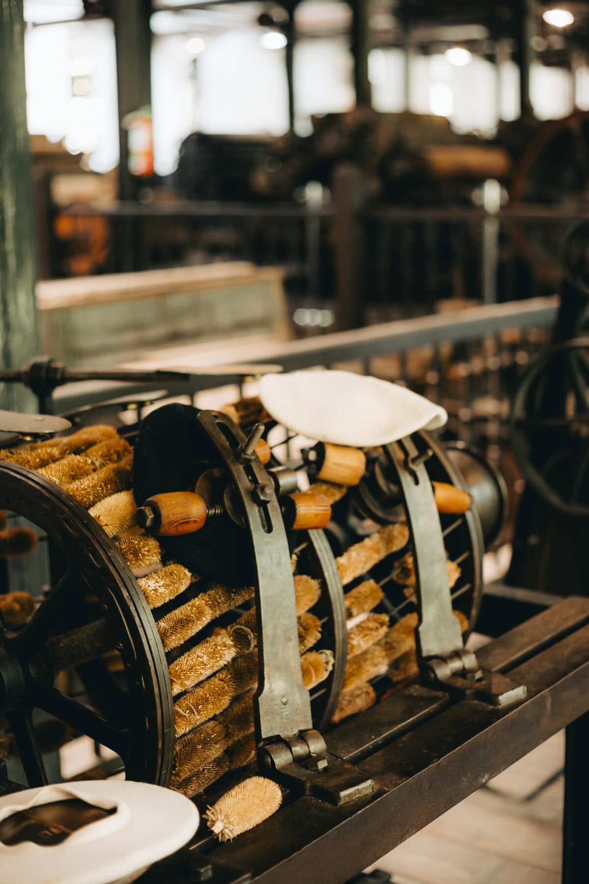 Alte Bürstenmaschine in einer Werkstatt