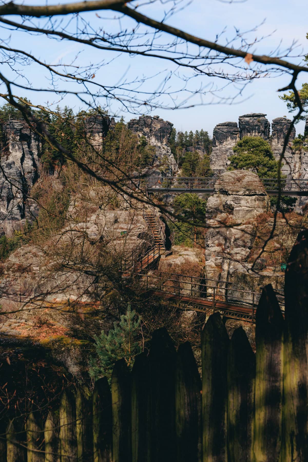 Felsenlandschaft mit Brücke und Treppen im Wald