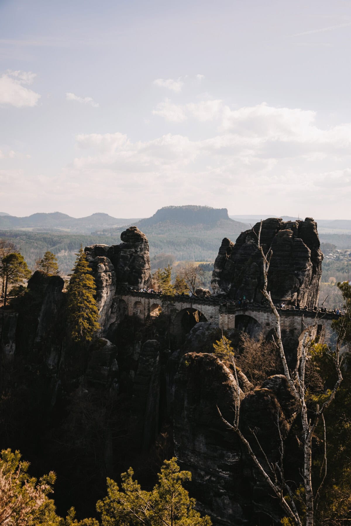 Basteibrücke zwischen Felsen im Elbsandsteingebirge