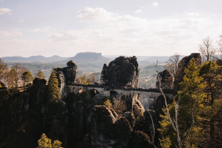 Basteibrücke im Elbsandsteingebirge bei Sonnenlicht
