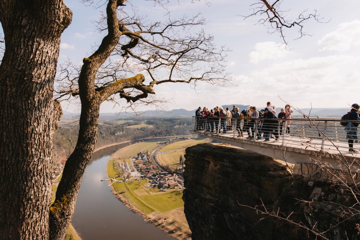 Panoramaaussicht an der Basteibrücke mit Touristen