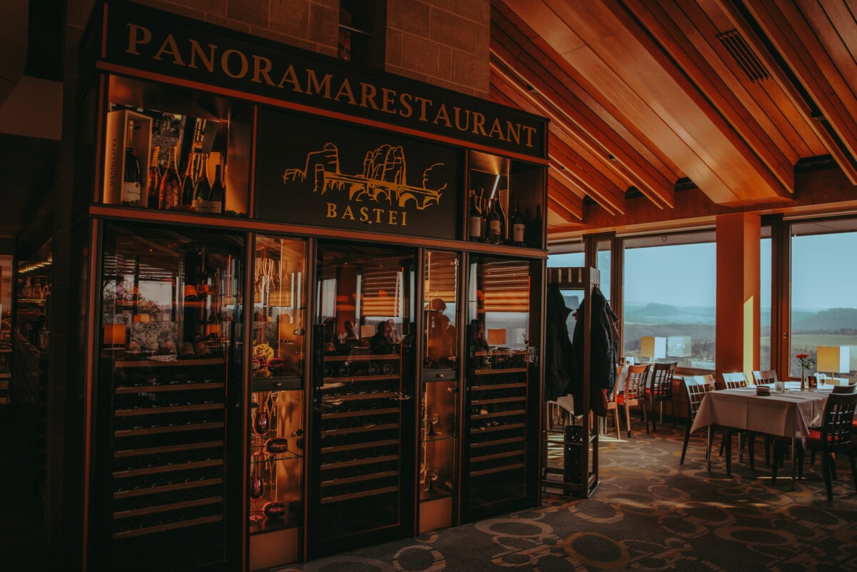 Innenraum des Panoramarestaurants Bastei mit Weinschrank